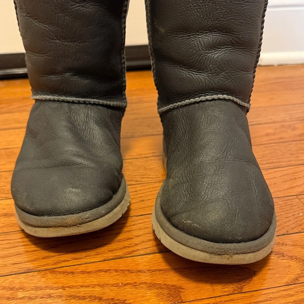 UGG Australia Classic Tall Bomber Boots Black Leather Sheepskin Lined Size 6